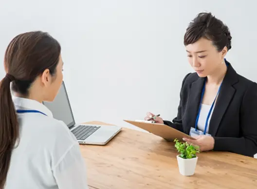 慰謝料に関する説明をする弁護士の様子