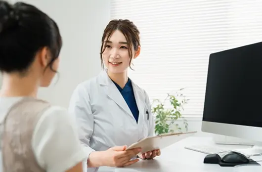 整骨院と整形外科の違いについて説明をするスタッフ