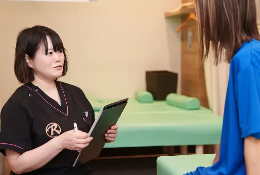 問診の様子(施術前のカウンセリング)