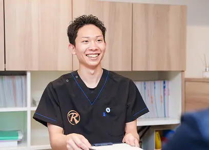 受付でカウンセリングシートを渡すスタッフの様子