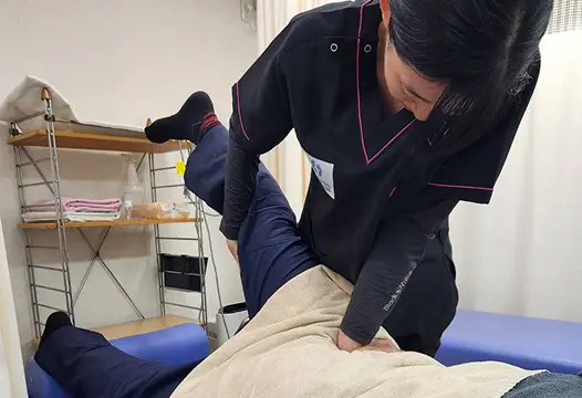 予防ケアのストレッチ施術風景