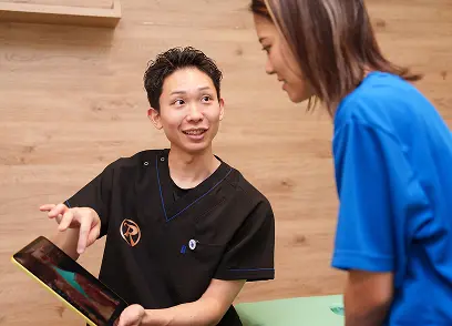 今後の治療方針やセルフケアについて説明している様子