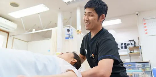 患者に優しく対応する施術スタッフの様子